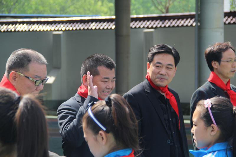 少先队员为胡万涛（左二）系红领巾.jpg