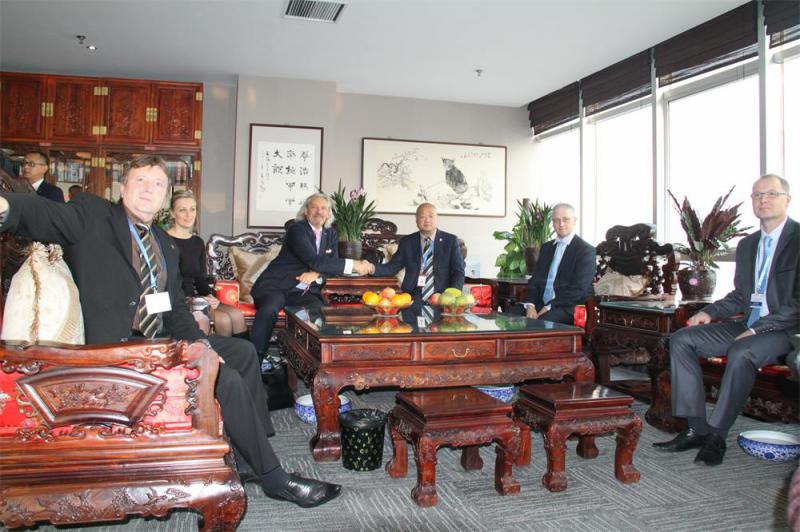 河南省鹰城商会常务副会长（百年融熥集团总裁）张友伦（中间右一）与来访捷克代表在公司会客室.jpg