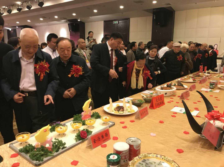 与会领导参观“鹰城味道”特色美食菜品展示.jpg